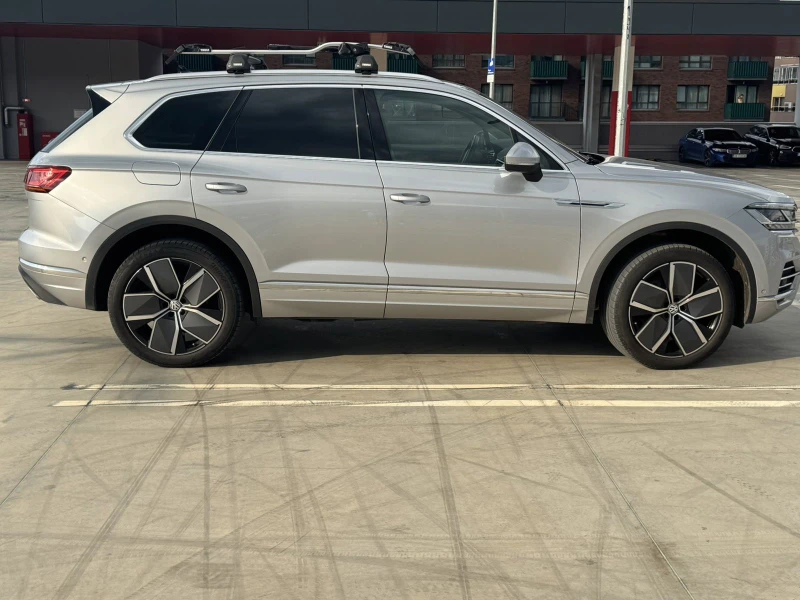 VW Touareg, снимка 8 - Автомобили и джипове - 52525930