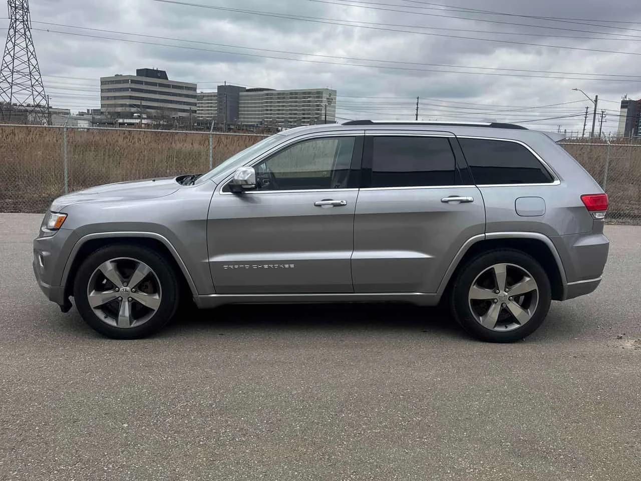 Jeep Grand cherokee * Overland ШИБИДАХ  * 2 КЛЮЧА* ПОДГРЕВИ * CARFAX *, снимка 2 - Автомобили и джипове - 54134757