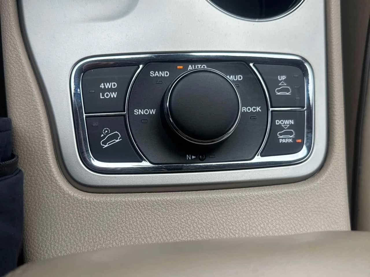 Jeep Grand cherokee * Overland ШИБИДАХ  * 2 КЛЮЧА* ПОДГРЕВИ * CARFAX *, снимка 12 - Автомобили и джипове - 54134757