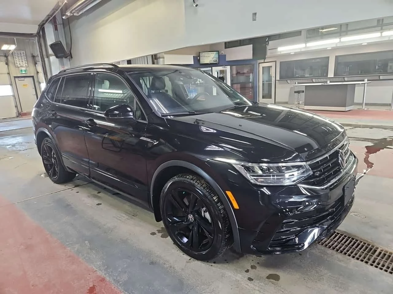 VW Tiguan R LINE BLACK EDITION * PANORAMA* ПОДГРЕВ* CARFAX * - изображение 2