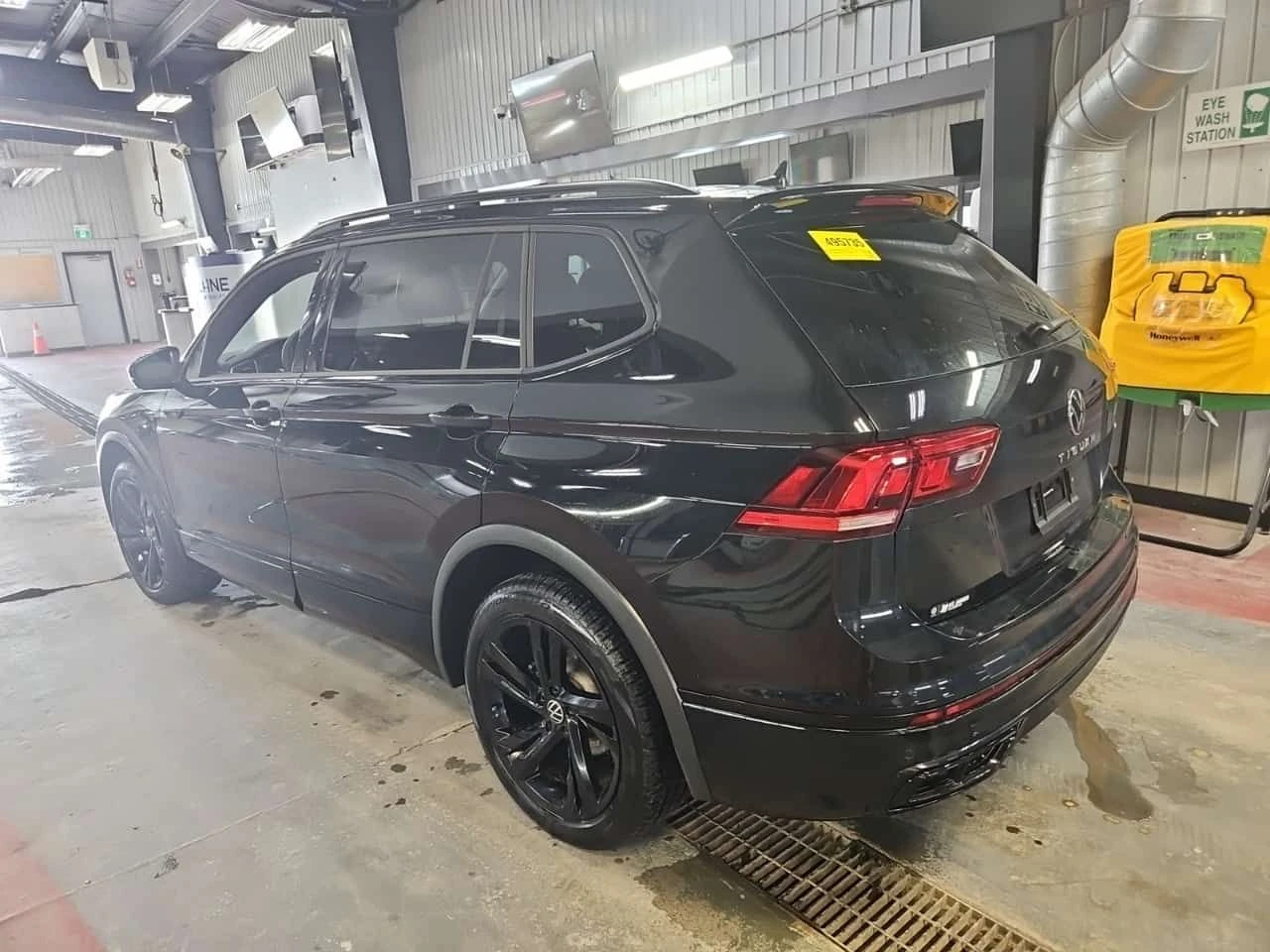 VW Tiguan R LINE BLACK EDITION * PANORAMA* ПОДГРЕВ* CARFAX * - изображение 4