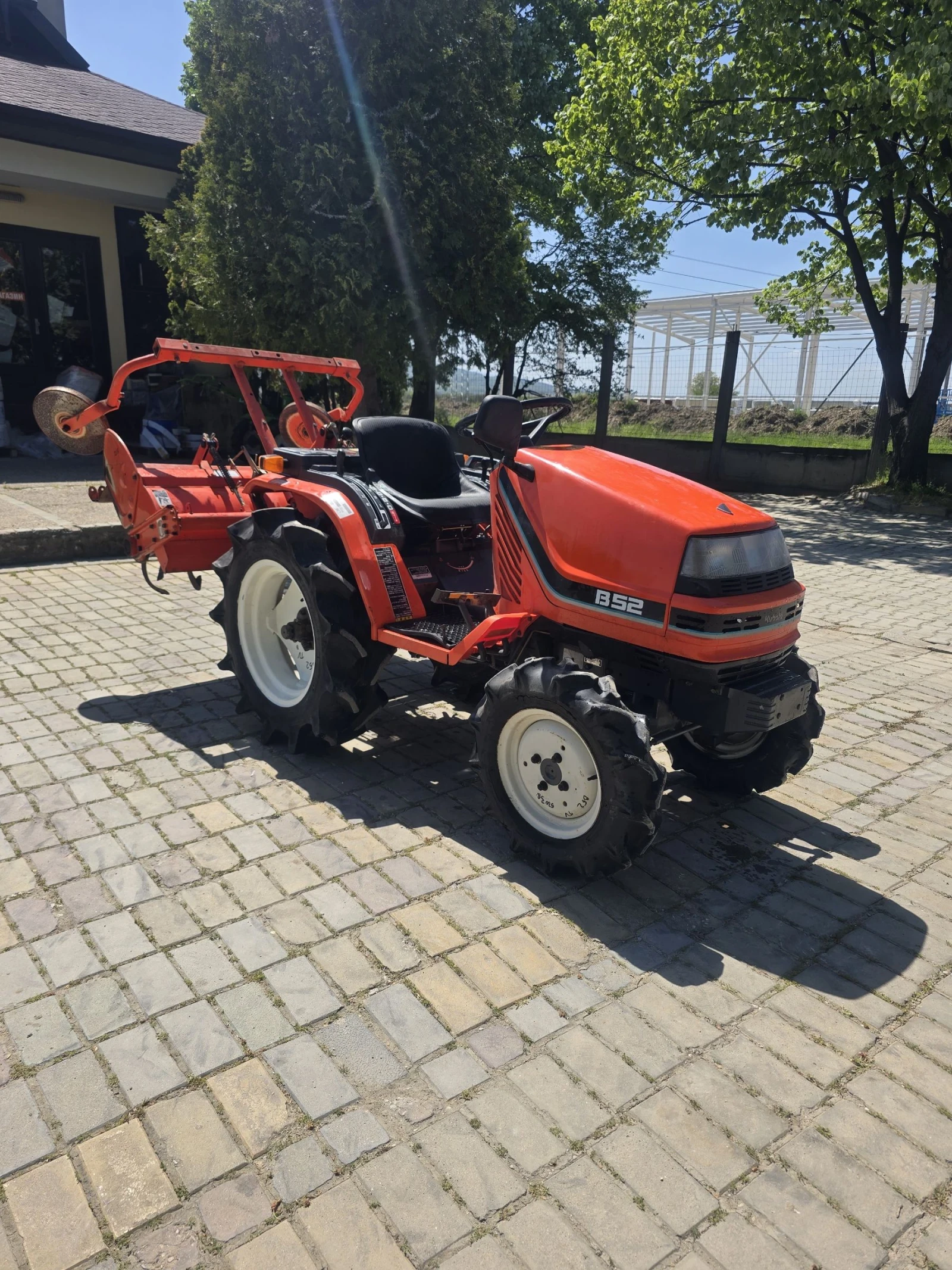 Трактор Kubota B52