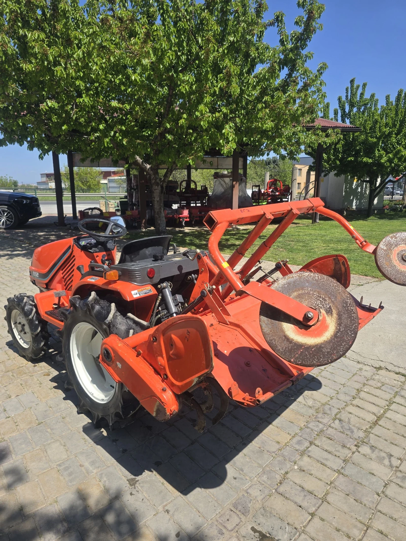 Трактор Kubota B52, снимка 3 - Селскостопанска техника - 54331747