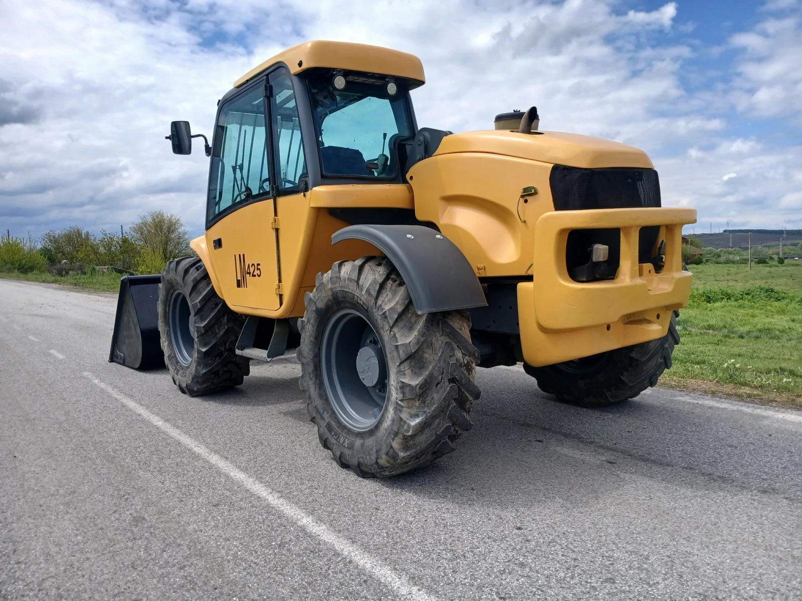 Телескопичен товарач New Holland LM425, снимка 6 - Селскостопанска техника - 54809547