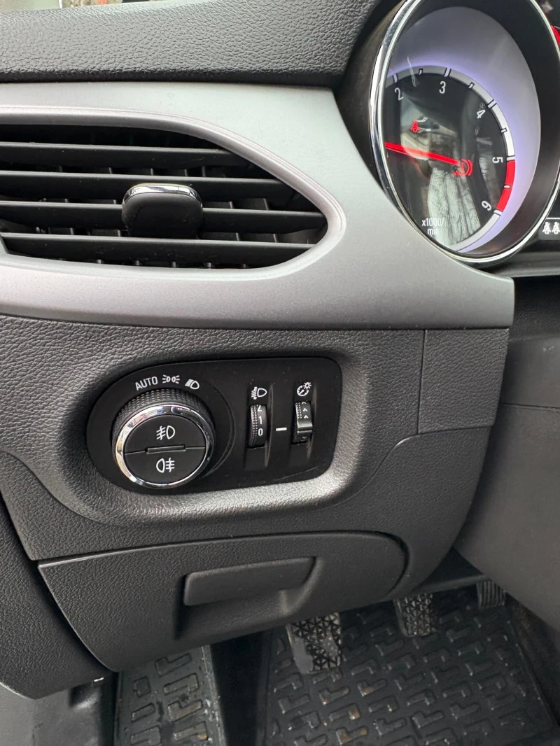 Opel Astra 1.6 CDTI, снимка 13 - Автомобили и джипове - 52890830