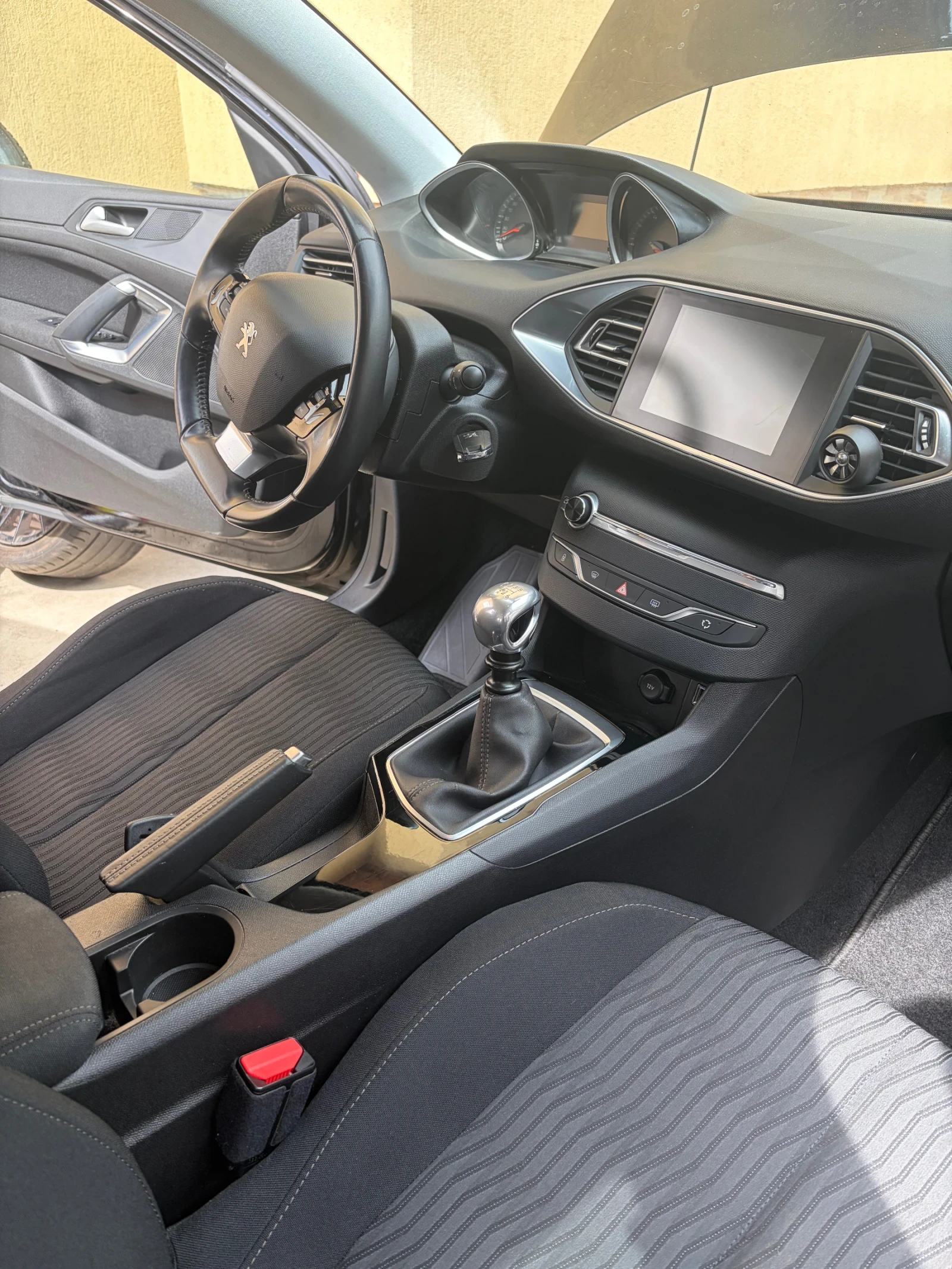 Peugeot 308 1.6 308SW BlueHDi, снимка 9 - Автомобили и джипове - 54000699