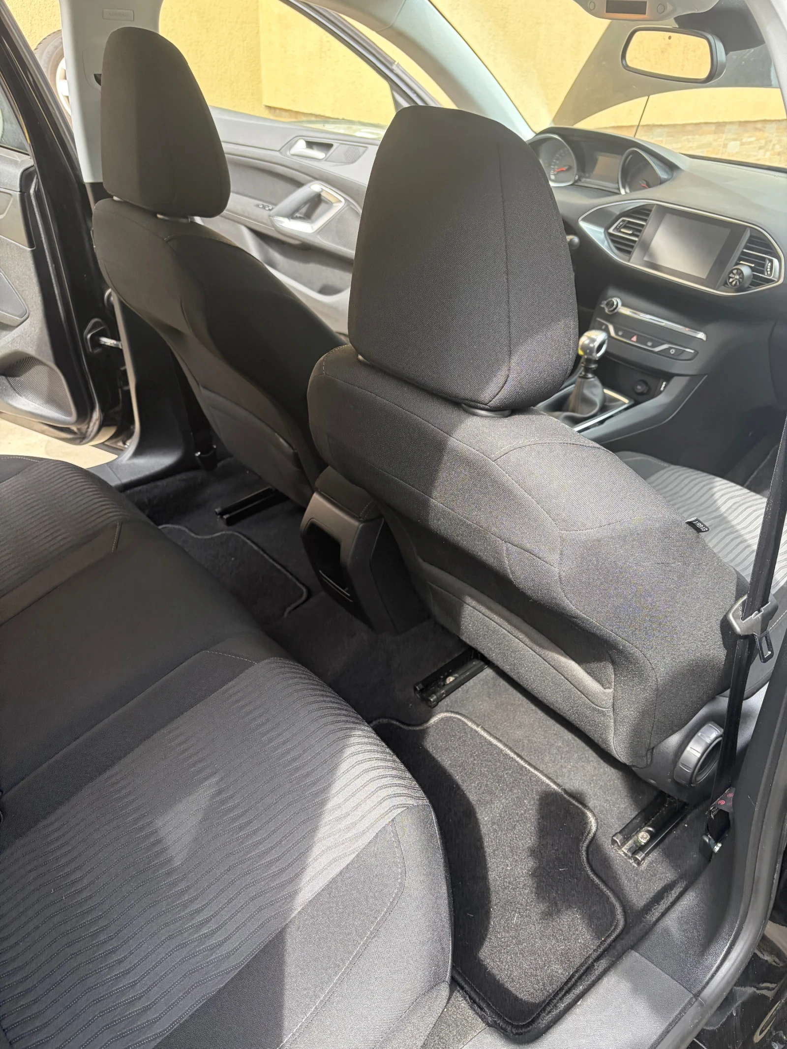 Peugeot 308 1.6 308SW BlueHDi, снимка 11 - Автомобили и джипове - 54000699