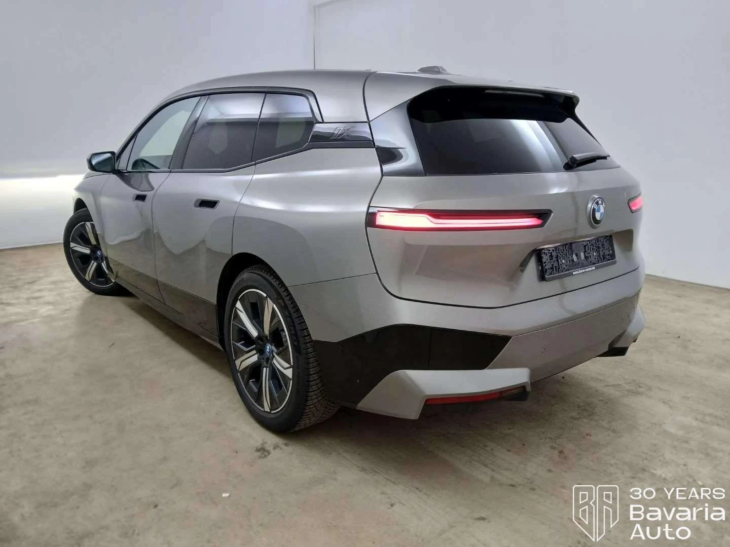 BMW iX 40 xDrive Sport, снимка 2 - Автомобили и джипове - 54476099