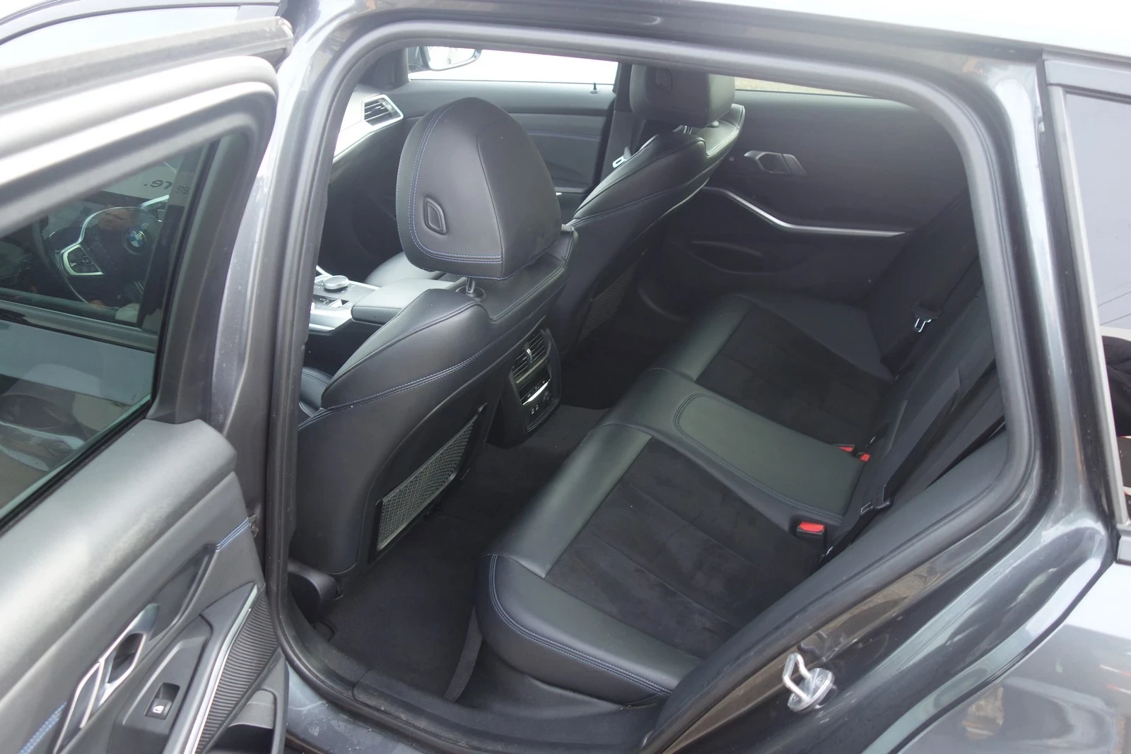 BMW 320 xDrive G21 M package , снимка 17 - Автомобили и джипове - 54634730