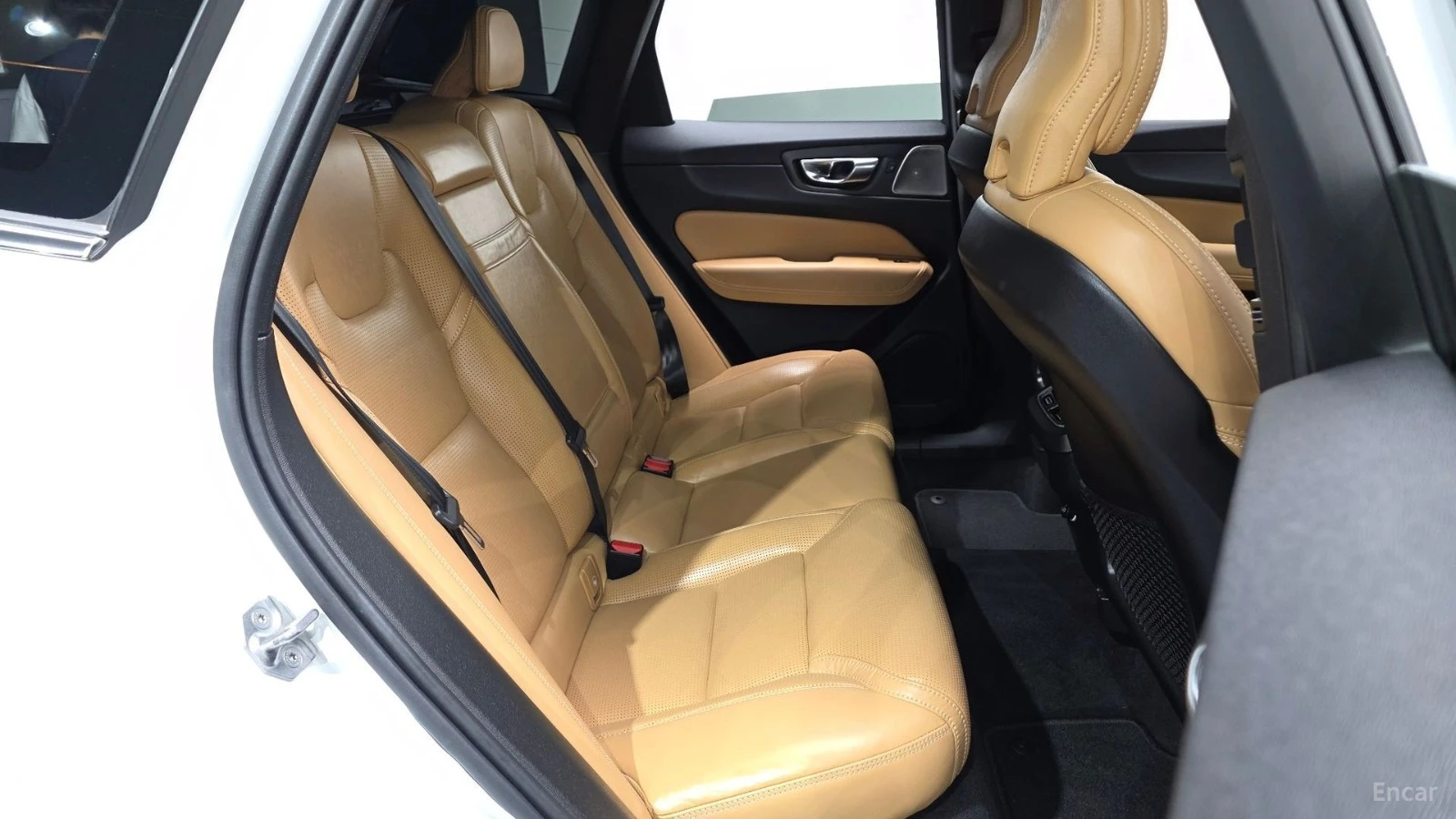 Volvo XC60 * D5* ПАНО* LED* KEYLESS* Camera* ПОДГРЕВ* 360* , снимка 12 - Автомобили и джипове - 55573343
