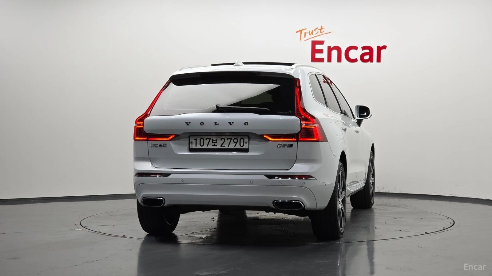 Volvo XC60 * D5* ПАНО* LED* KEYLESS* Camera* ПОДГРЕВ* 360* , снимка 4 - Автомобили и джипове - 55573343