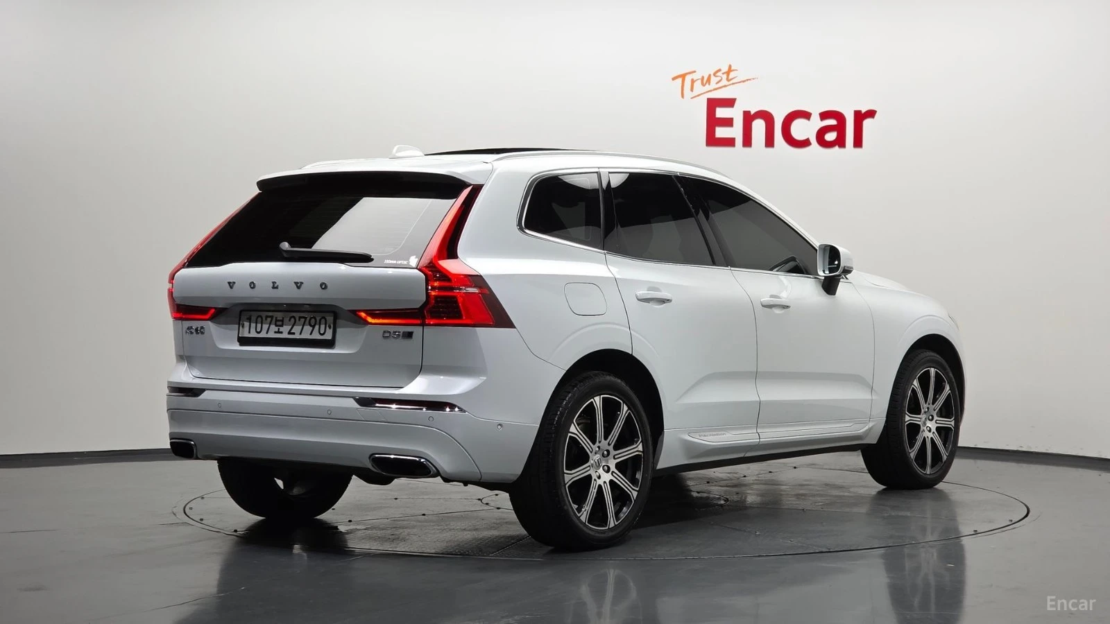 Volvo XC60 * D5* ПАНО* LED* KEYLESS* Camera* ПОДГРЕВ* 360* , снимка 2 - Автомобили и джипове - 55573343