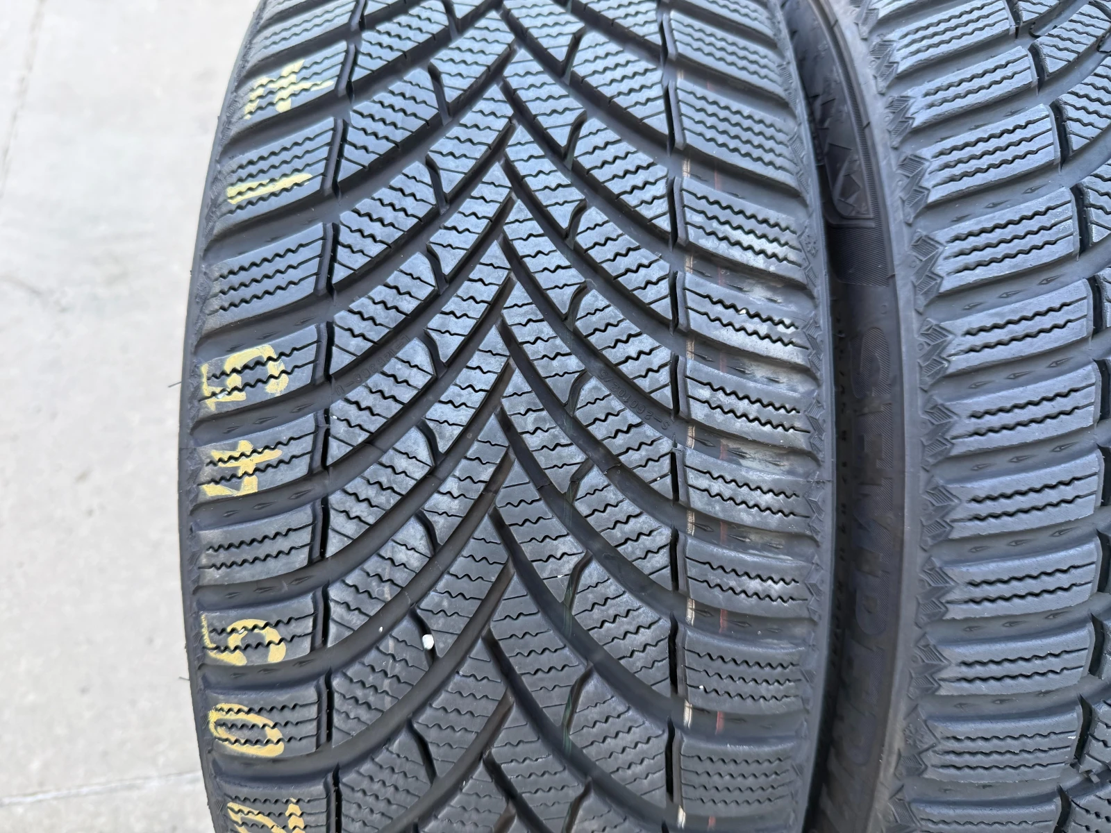 Гуми Зимни 205/45R17, снимка 2 - Гуми и джанти - 55833076