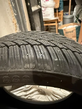 Гуми Зимни 225/50R18, снимка 2 - Гуми и джанти - 53458576