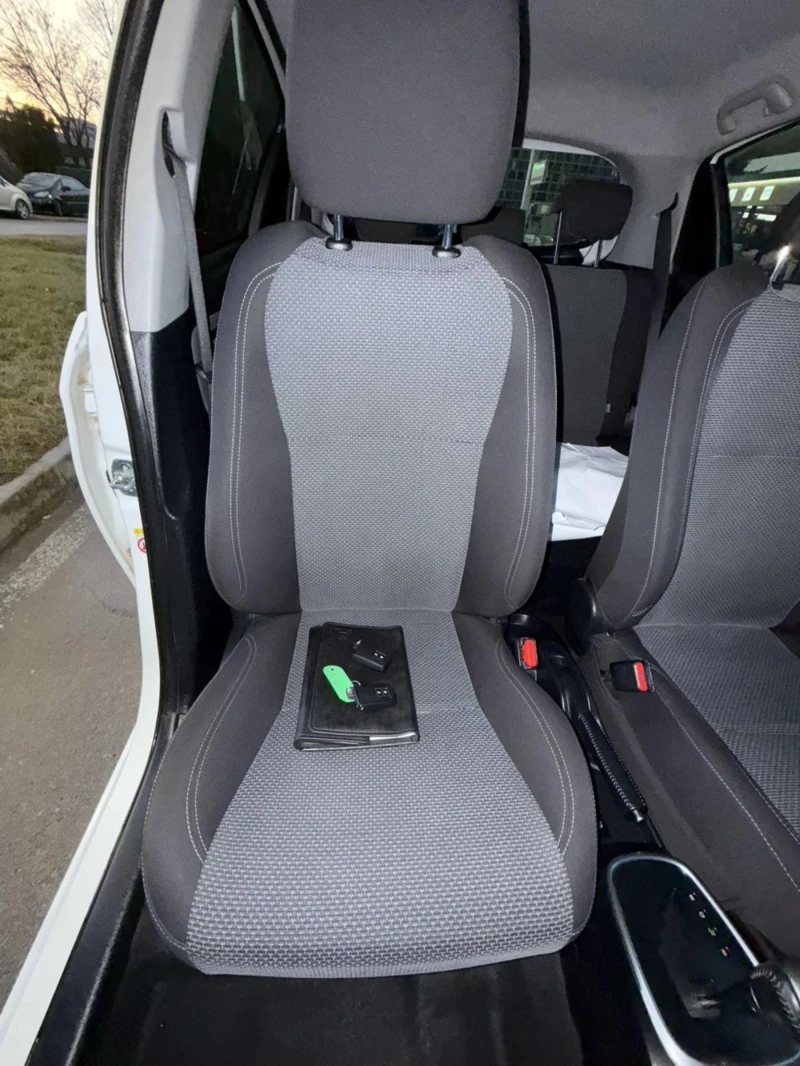 Toyota Yaris HYBRID face lift, снимка 9 - Автомобили и джипове - 53139180