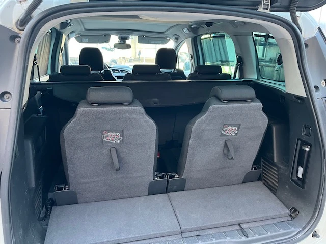 Peugeot 5008, снимка 7 - Автомобили и джипове - 54448383