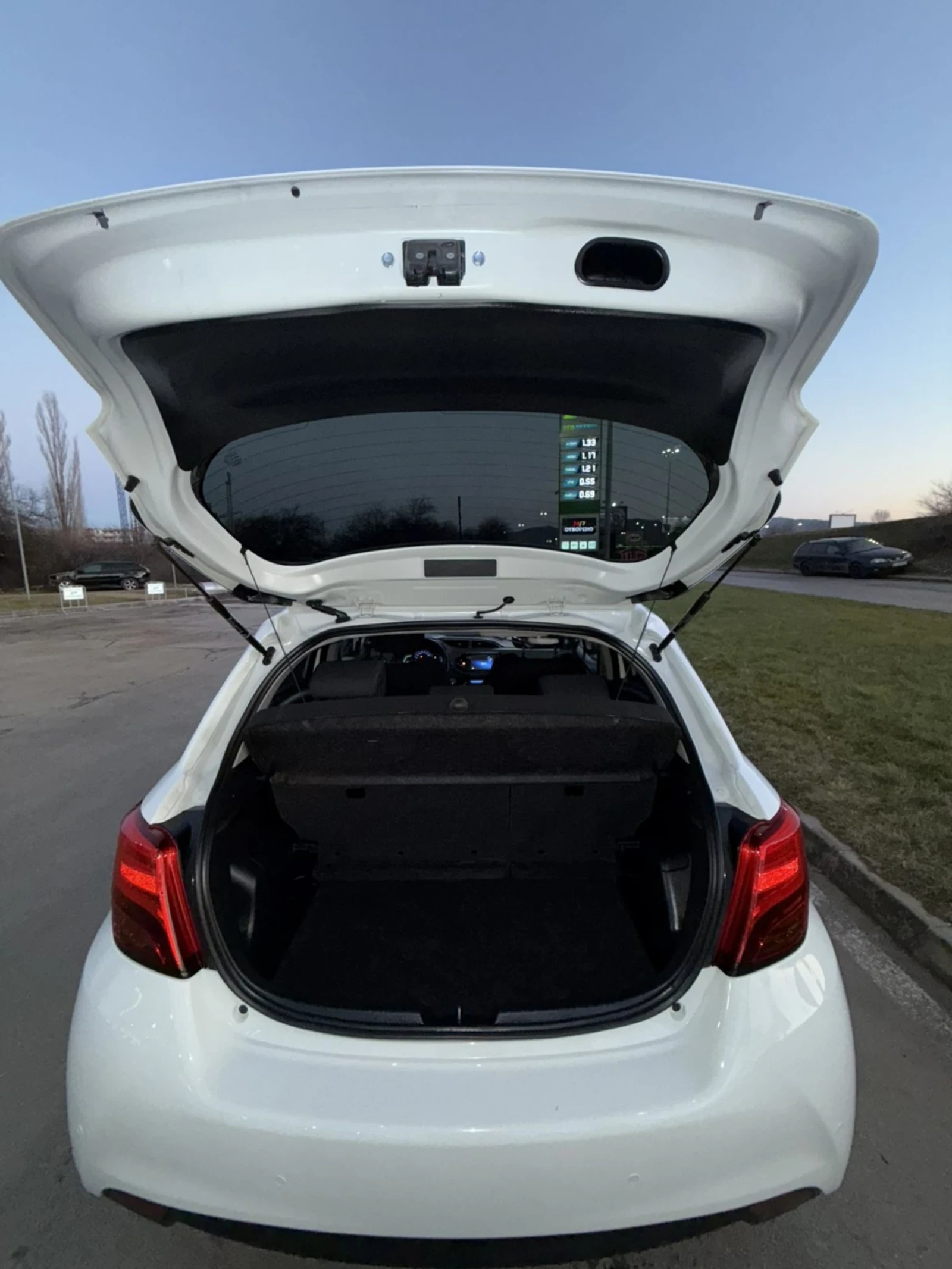 Toyota Yaris HYBRID face lift | Mobile.bg � ����������� 12