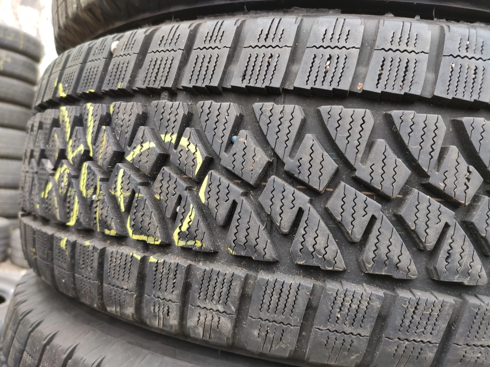 Гуми Зимни 215/65R16, снимка 3 - Гуми и джанти - 54655440