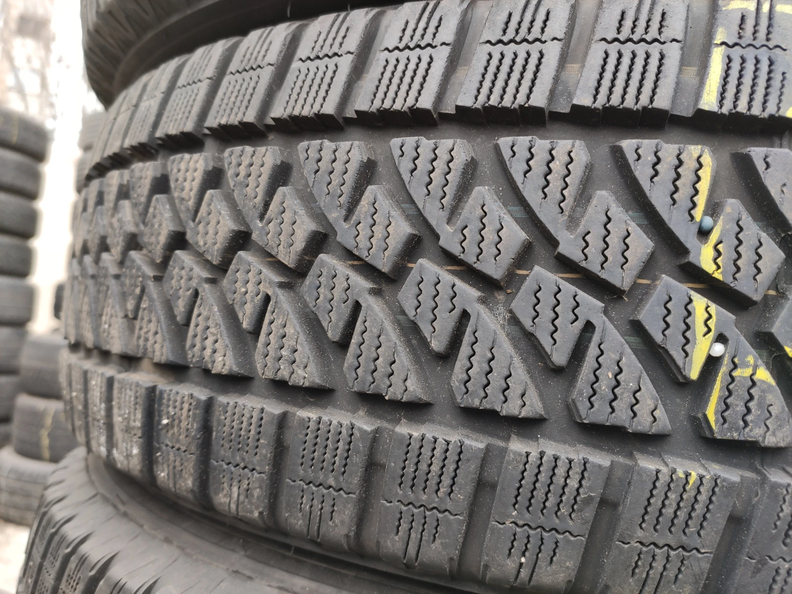 Гуми Зимни 215/65R16, снимка 4 - Гуми и джанти - 54655440