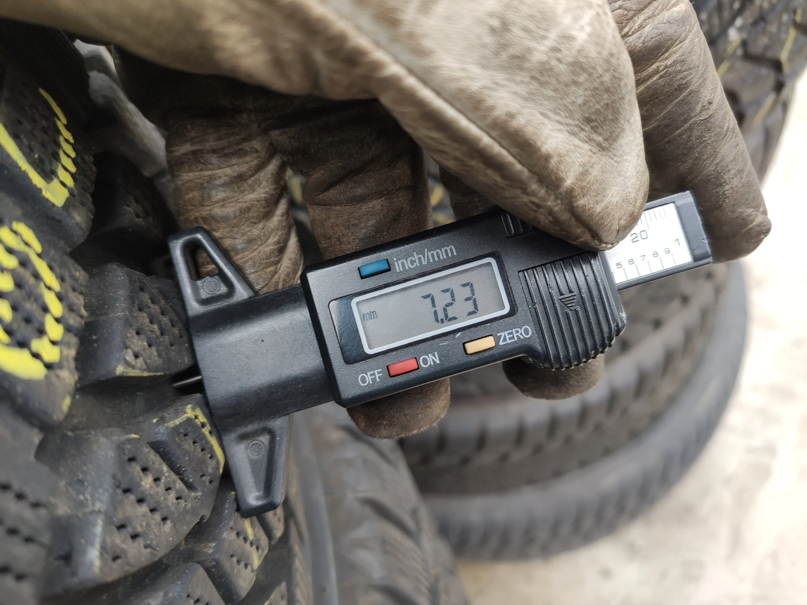 Гуми Зимни 215/65R16, снимка 6 - Гуми и джанти - 54655440