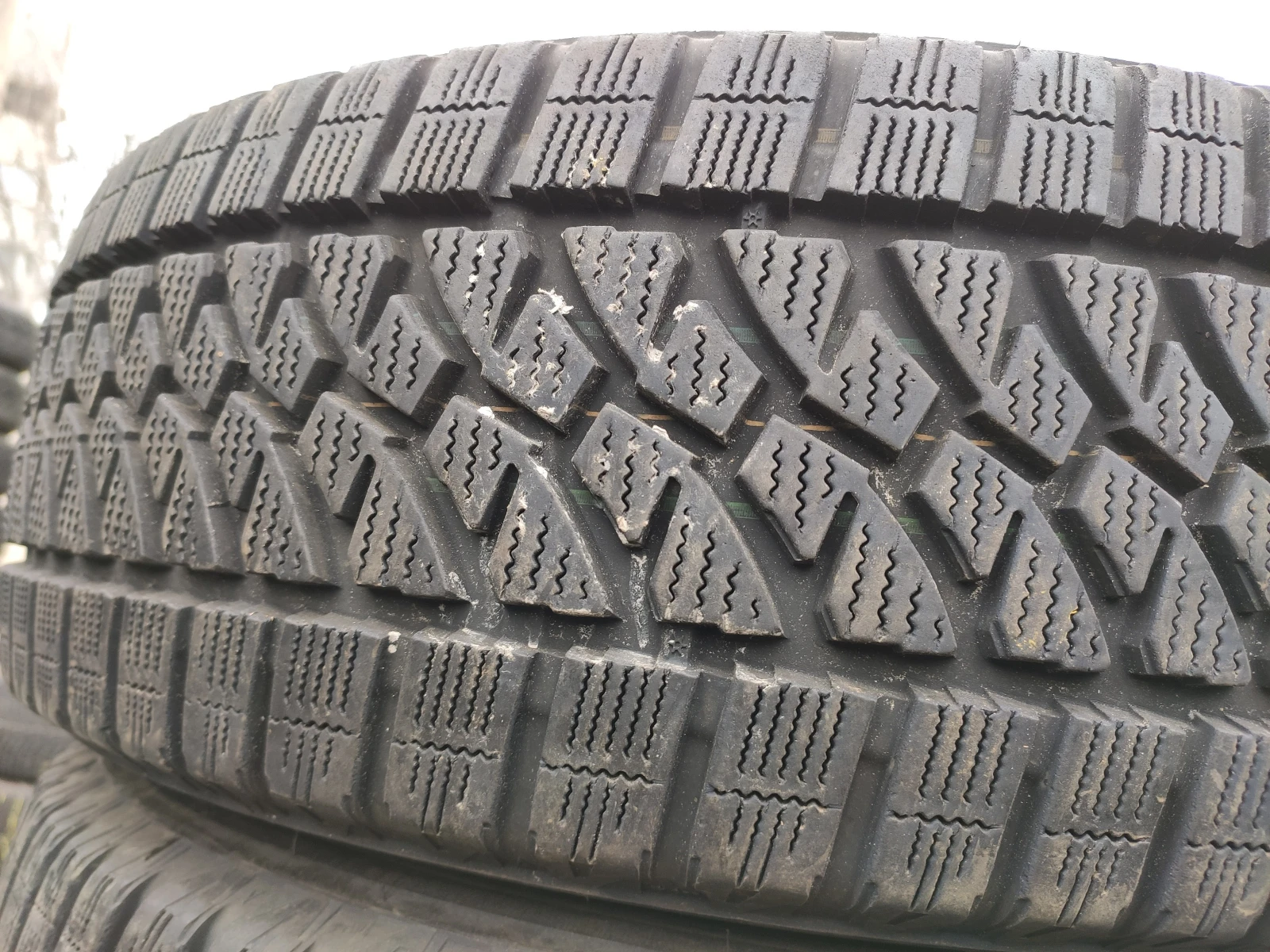 Гуми Зимни 215/65R16