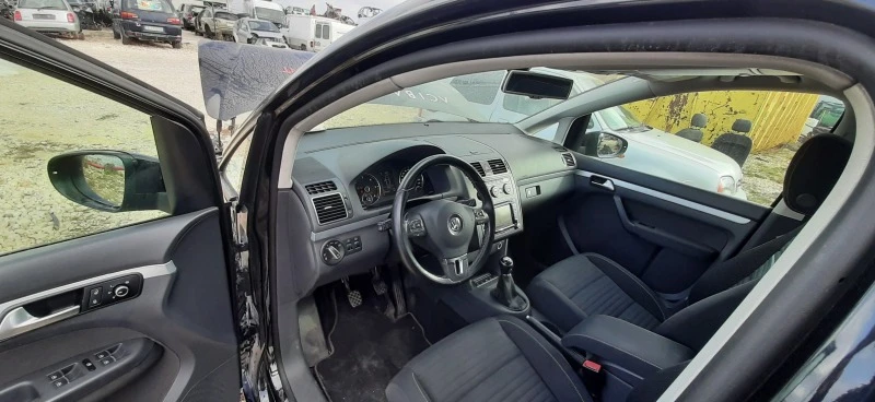 VW Touran 1.6 TDI, снимка 8 - Автомобили и джипове - 38582035