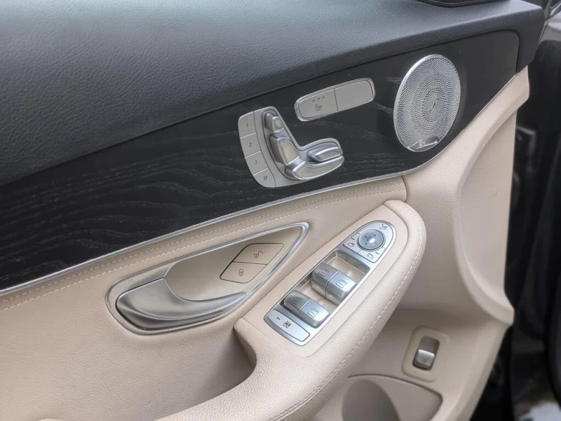 Mercedes-Benz C 400 4MATIC* BURMESTER* ПАНОРАМА* МЪРТВА ТОЧКА* КЕЙЛЕС, снимка 5 - Автомобили и джипове - 52937091