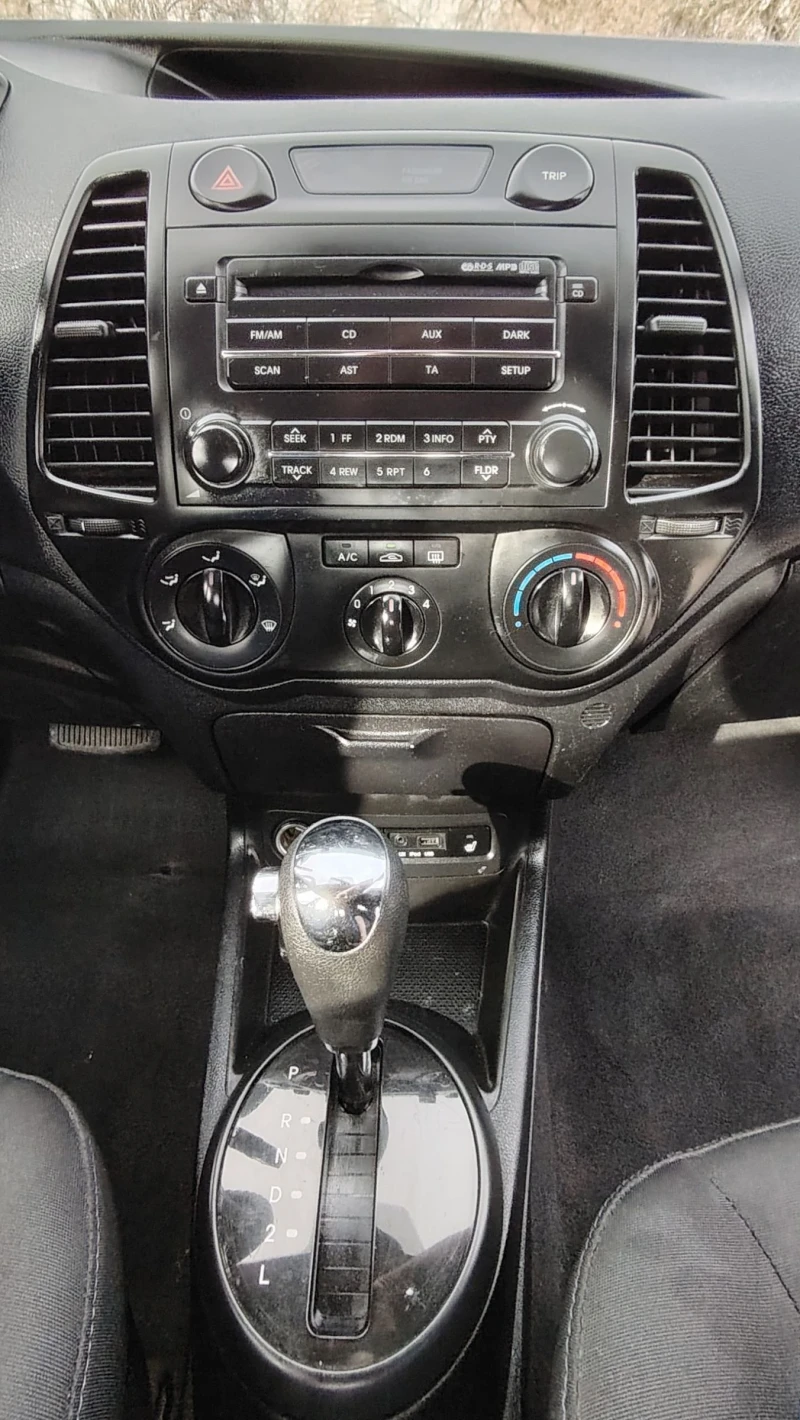 Hyundai I20 1.4i/AUTOMATIC, снимка 13 - Автомобили и джипове - 52584937