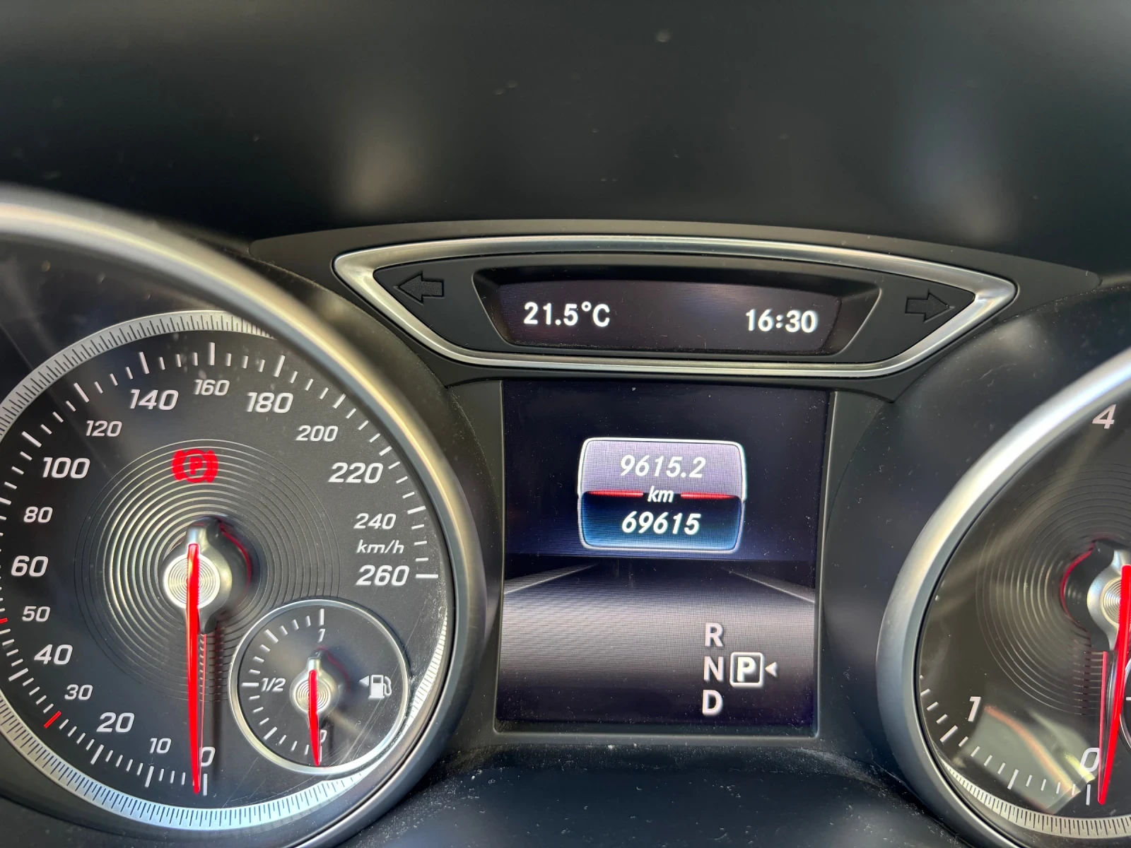 Mercedes-Benz CLA 180, снимка 9 - Автомобили и джипове - 54504936