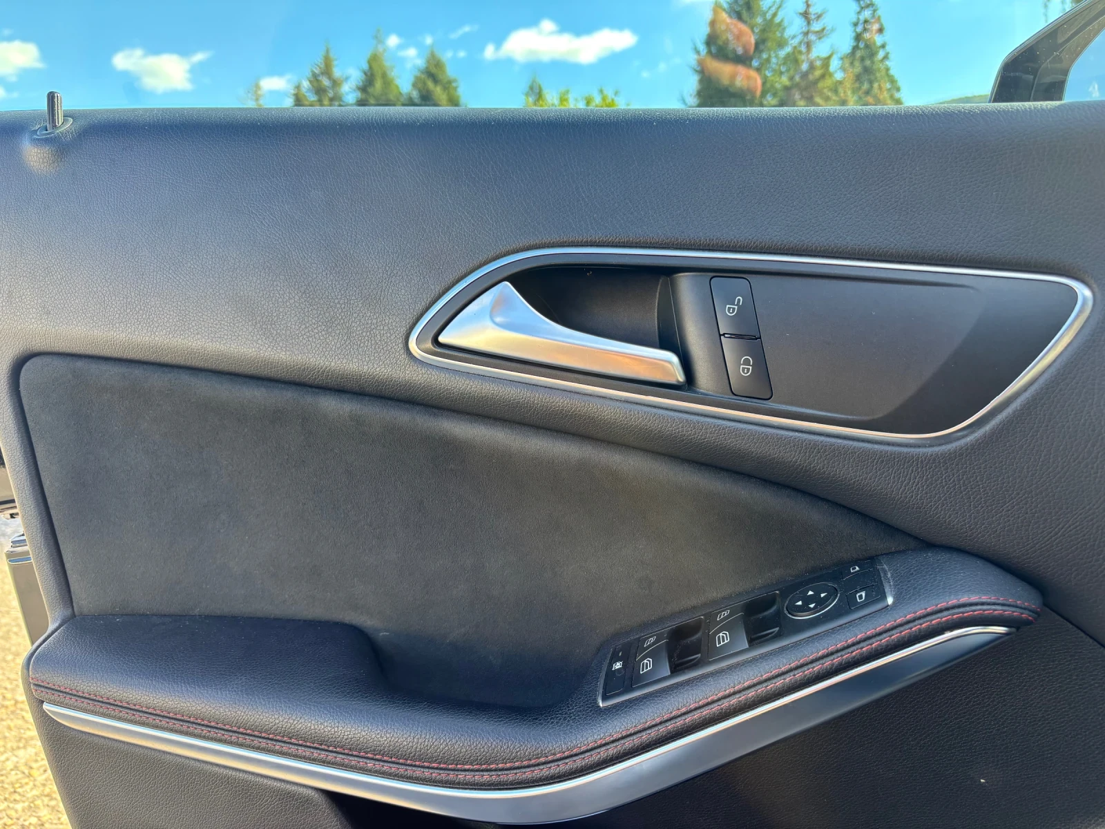 Mercedes-Benz CLA 180, снимка 14 - Автомобили и джипове - 54504936