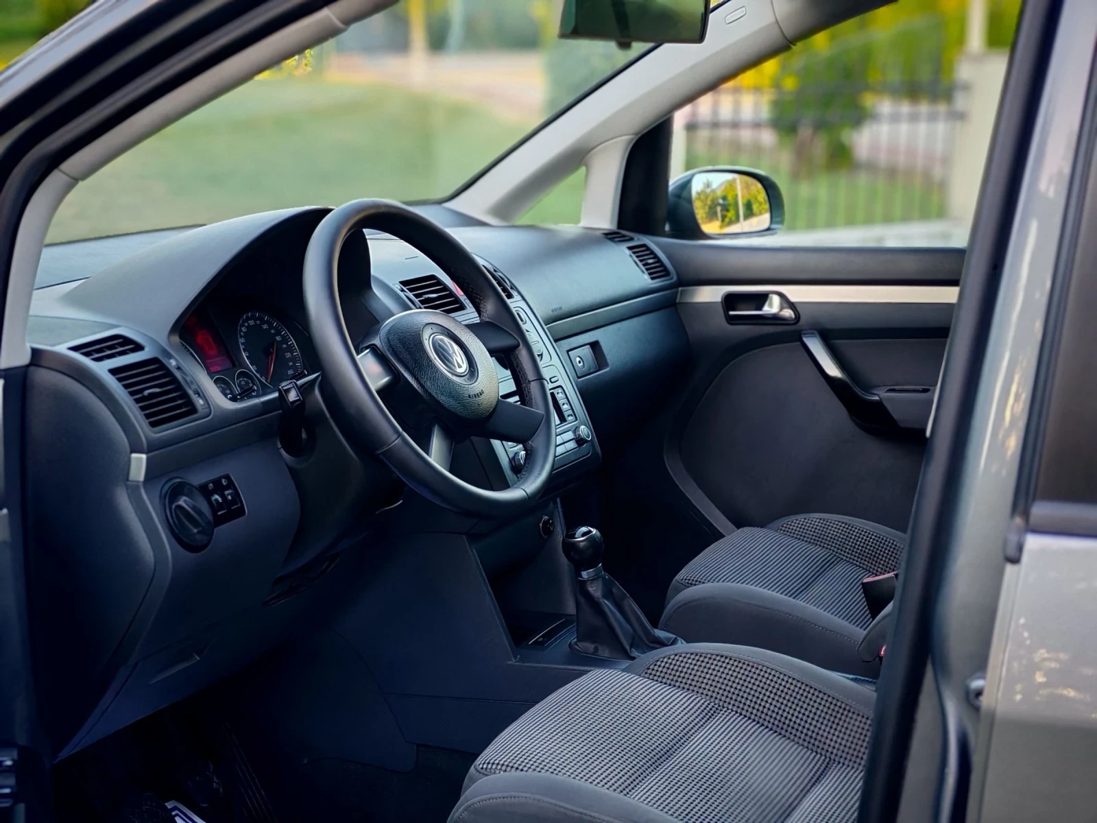 VW Touran 1.9TDI(105)* 6-СКОРОСТИ* HIGHLINE* НОВ ВНОС* , снимка 11 - Автомобили и джипове - 55081188
