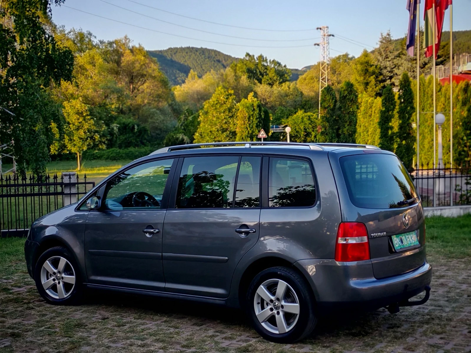 VW Touran 1.9TDI(105)* 6-СКОРОСТИ* HIGHLINE* НОВ ВНОС* , снимка 4 - Автомобили и джипове - 55081188