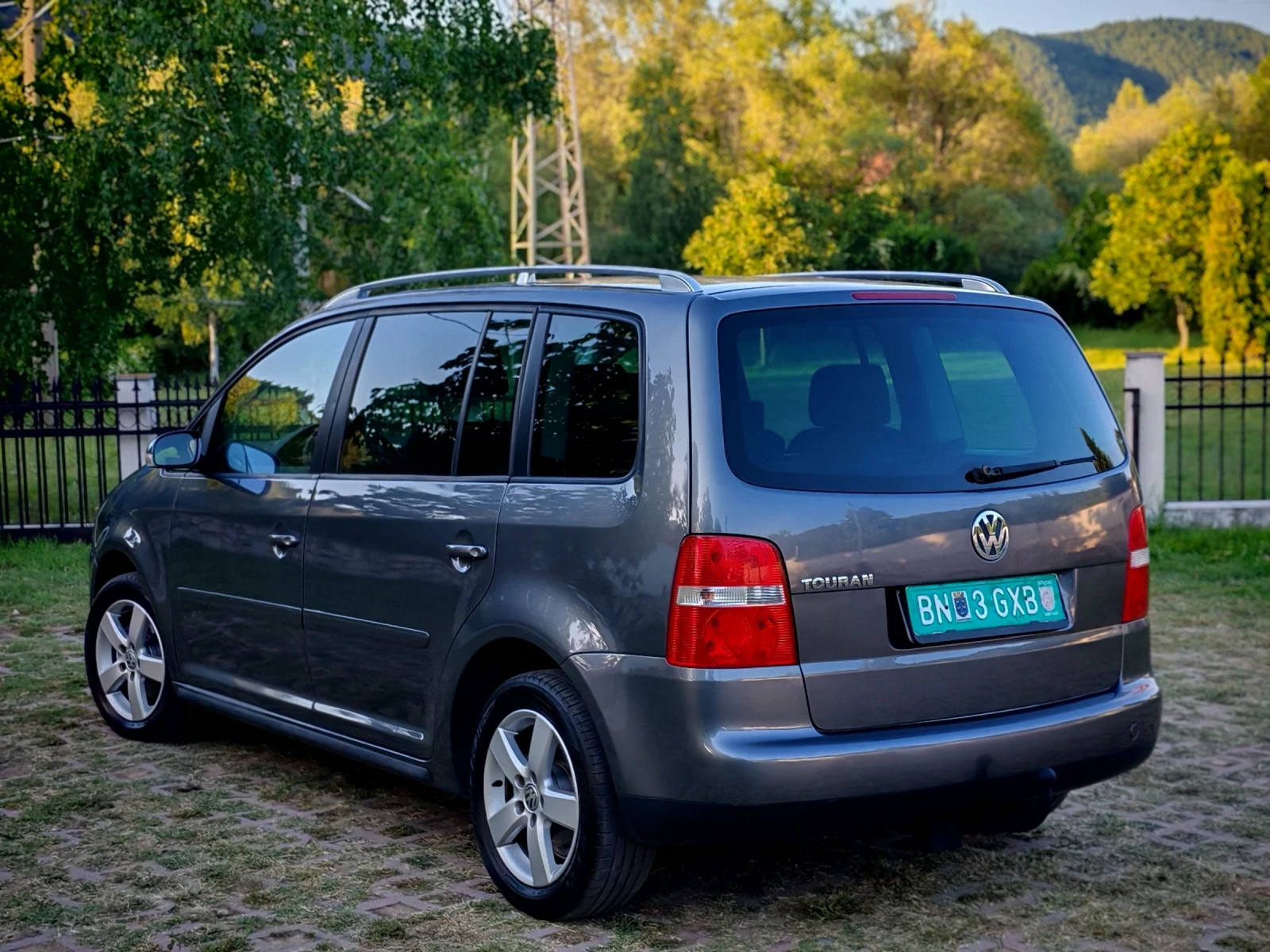 VW Touran 1.9TDI(105)* 6-СКОРОСТИ* HIGHLINE* НОВ ВНОС* , снимка 5 - Автомобили и джипове - 55081188