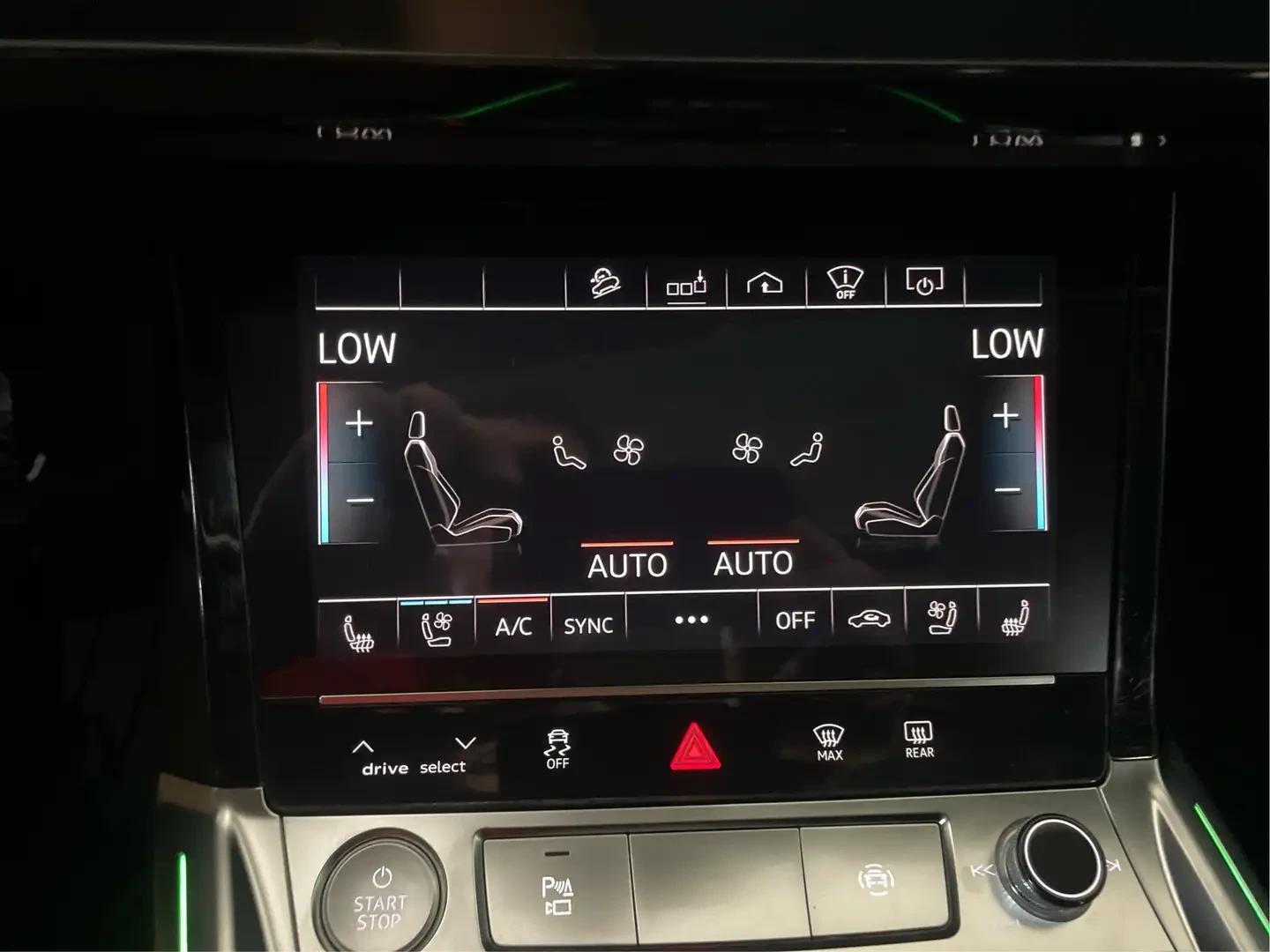 Audi E-Tron TECHNIK/PANORAMA/360CAM/ОБДУХ/ПОДГРЕВ, снимка 11 - Автомобили и джипове - 55237312