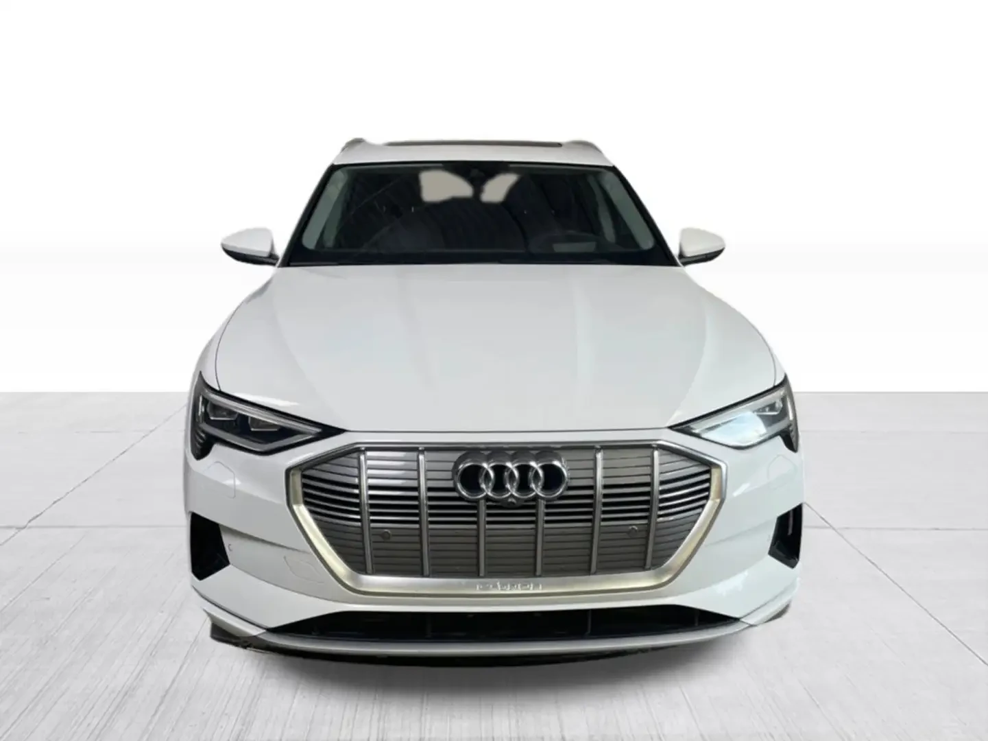 Audi E-Tron TECHNIK/PANORAMA/360CAM/ОБДУХ/ПОДГРЕВ, снимка 2 - Автомобили и джипове - 55237312