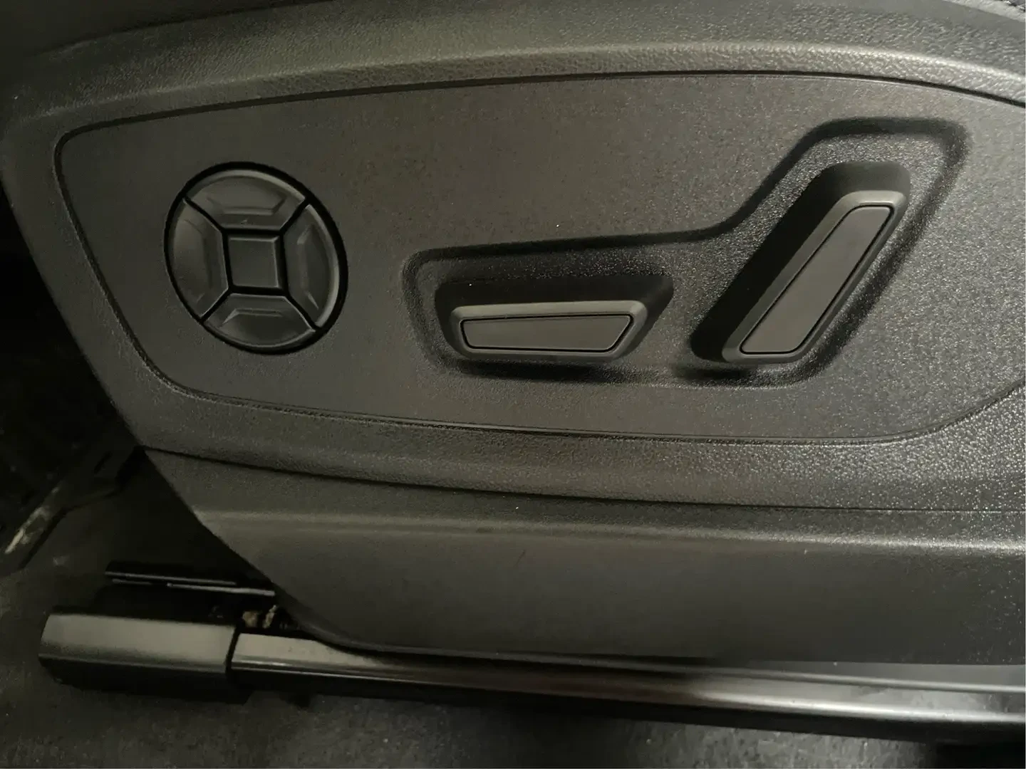 Audi E-Tron TECHNIK/PANORAMA/360CAM/ОБДУХ/ПОДГРЕВ, снимка 13 - Автомобили и джипове - 55237312