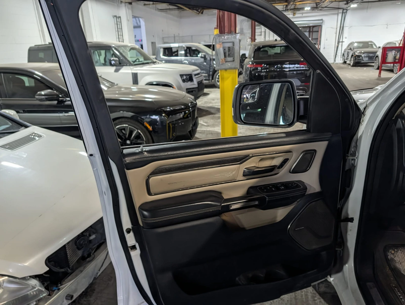 Dodge RAM 1500 Limited 5.7 HEMI 4x4, снимка 12 - Автомобили и джипове - 53907218