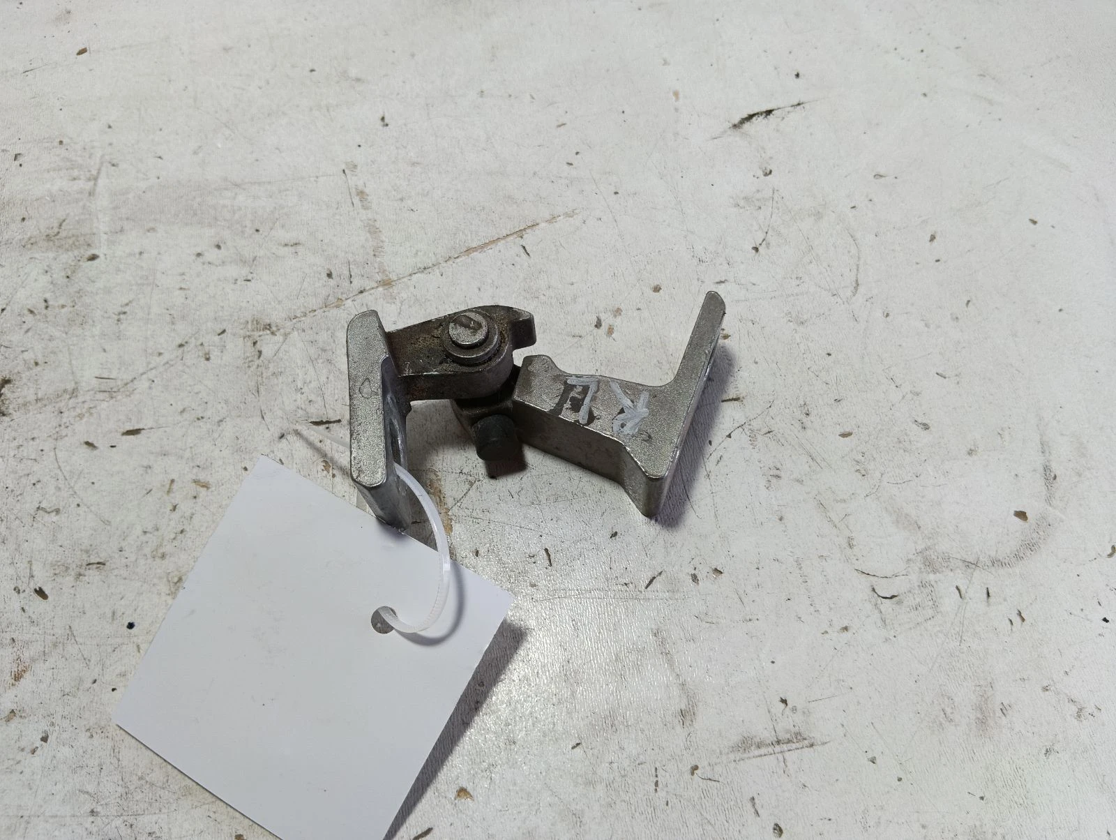 панта задна лява врата 8K0831401E Skoda Octavia