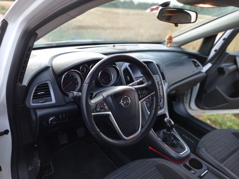 Opel Astra 1.6 CDTI, снимка 9 - Автомобили и джипове - 46277236