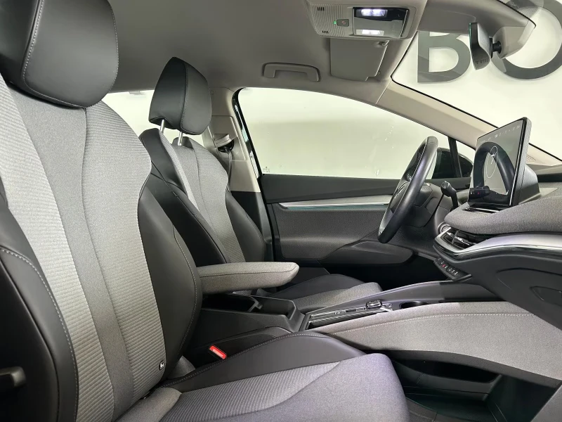 Skoda Enyaq iV60/179HP/LOFT/NAVI/CAM/LED/KLESS/L.ASSIST/450g, снимка 13 - Автомобили и джипове - 52087421
