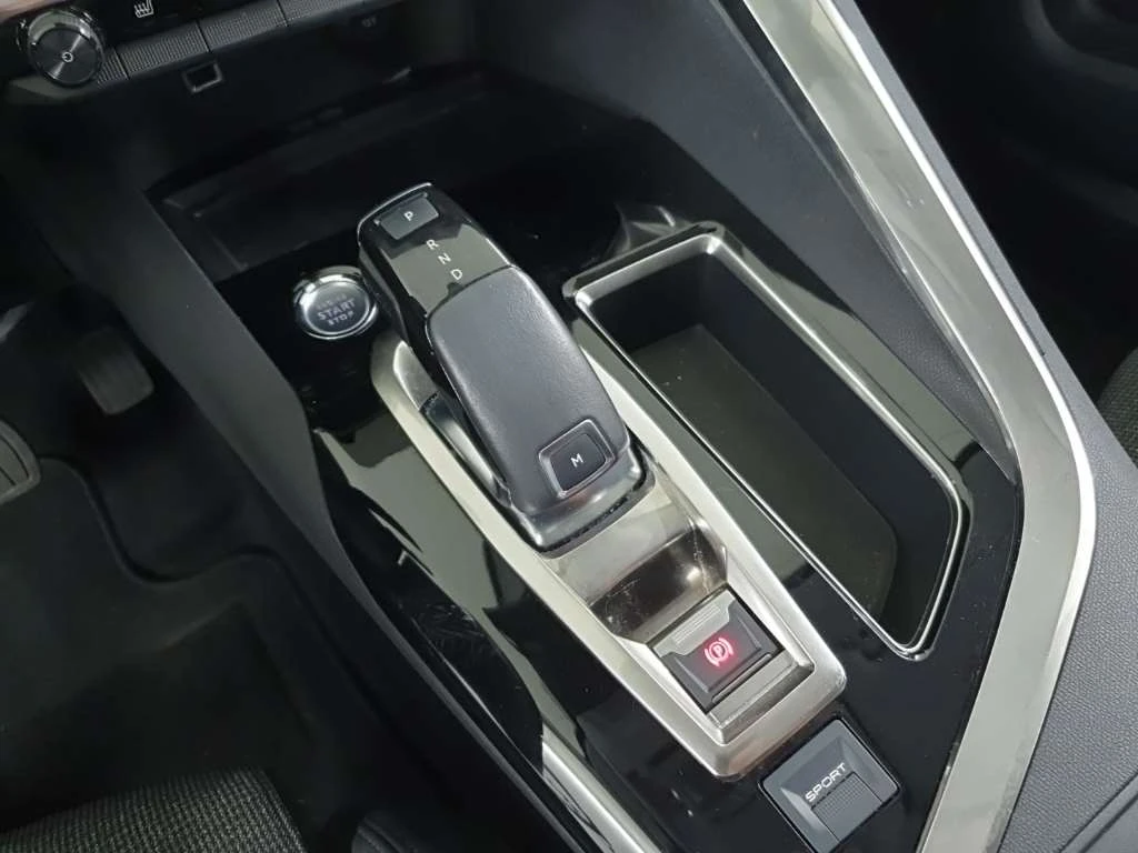Peugeot 3008 1.2i Premium, снимка 13 - Автомобили и джипове - 55624589