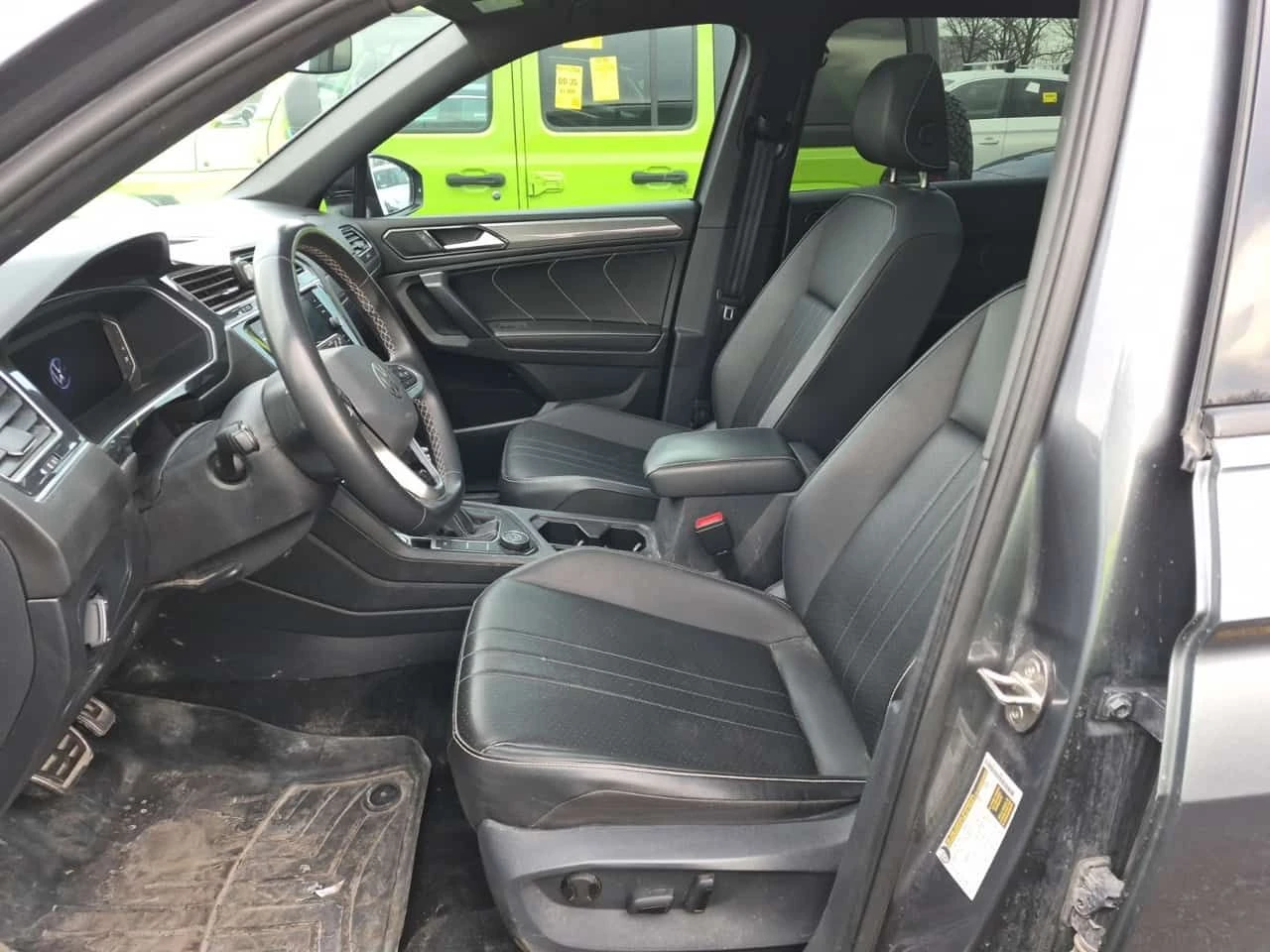 VW Tiguan  | COMFORTLINE R LINE BLACK EDITION | CARFAX, снимка 5 - Автомобили и джипове - 53825614