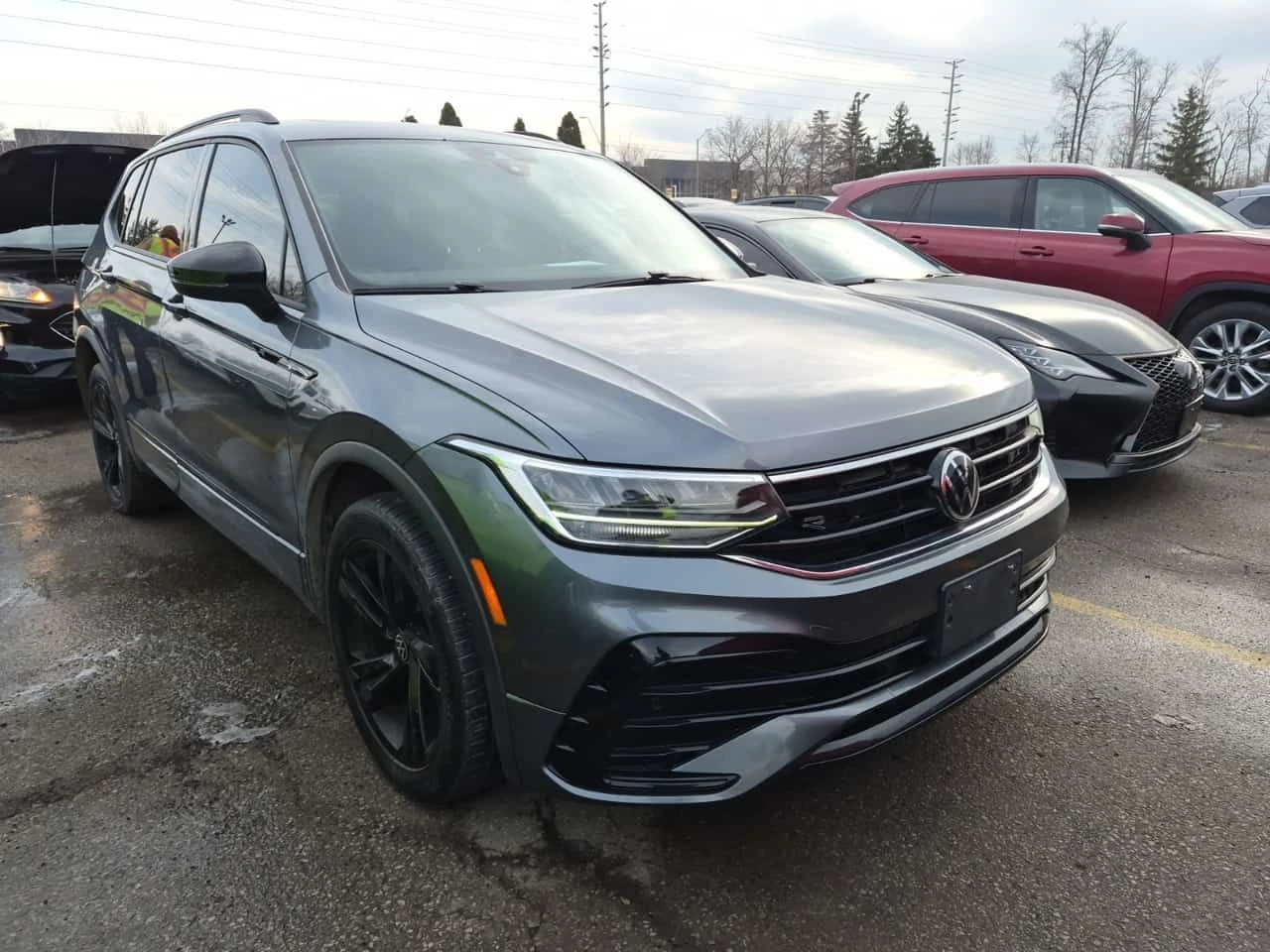 VW Tiguan  | COMFORTLINE R LINE BLACK EDITION | CARFAX, снимка 2 - Автомобили и джипове - 53825614