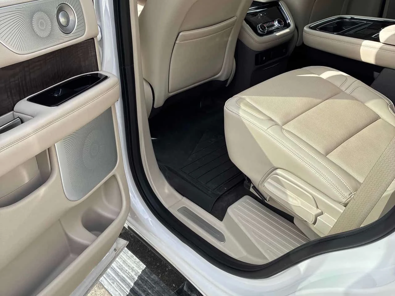 Lincoln Navigator ПАНО* ТЕЛЕВИЗОРИ* * ПЪРВИ СОБСТВЕНИК* БЕЗ ИНЦИДЕНТ, снимка 13 - Автомобили и джипове - 54468099