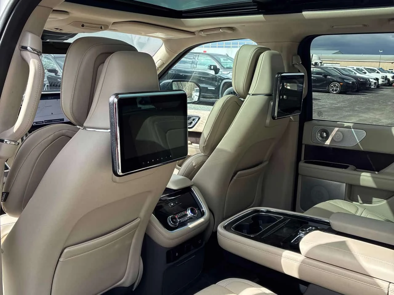 Lincoln Navigator ПАНО* ТЕЛЕВИЗОРИ* * ПЪРВИ СОБСТВЕНИК* БЕЗ ИНЦИДЕНТ, снимка 8 - Автомобили и джипове - 54468099
