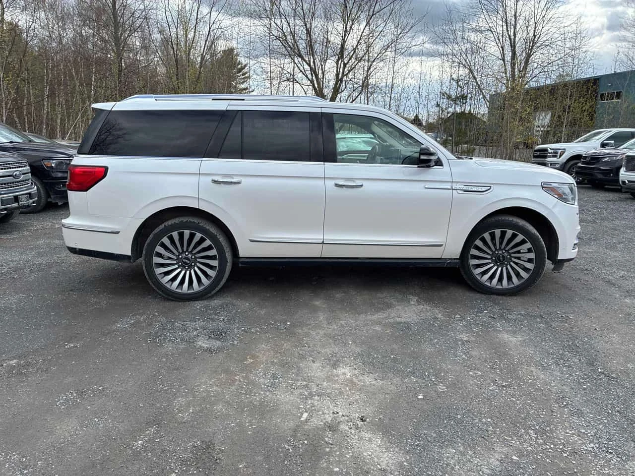 Lincoln Navigator ПАНО* ТЕЛЕВИЗОРИ* * ПЪРВИ СОБСТВЕНИК* БЕЗ ИНЦИДЕНТ, снимка 4 - Автомобили и джипове - 54468099
