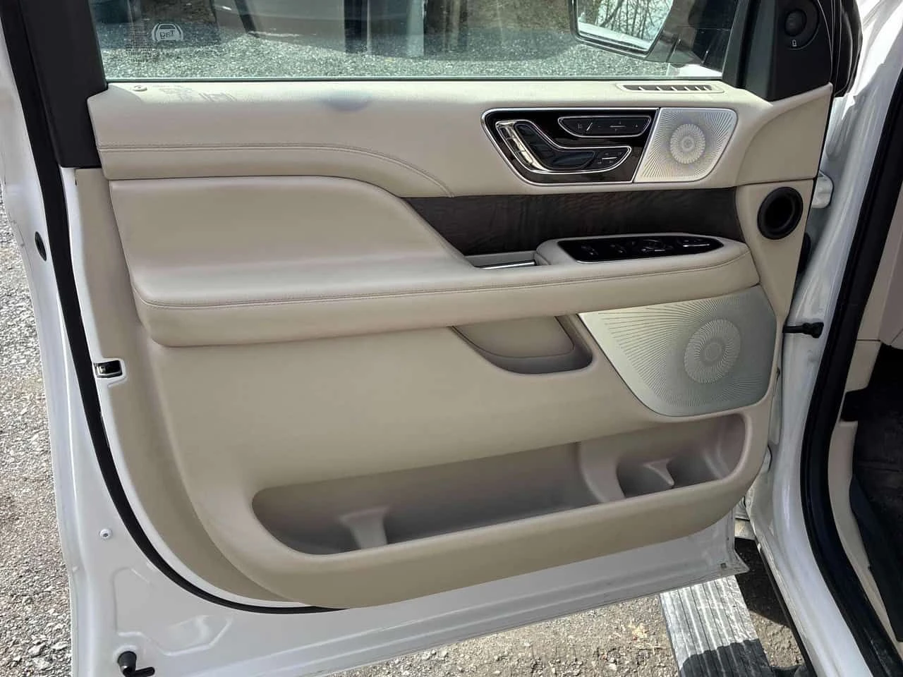 Lincoln Navigator ПАНО* ТЕЛЕВИЗОРИ* * ПЪРВИ СОБСТВЕНИК* БЕЗ ИНЦИДЕНТ, снимка 12 - Автомобили и джипове - 54468099