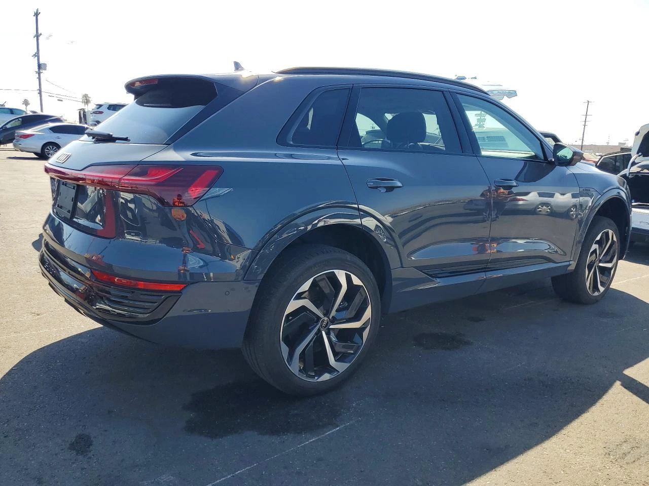 Audi Q8 E-Tron Premium Plus, снимка 3 - Автомобили и джипове - 55533391