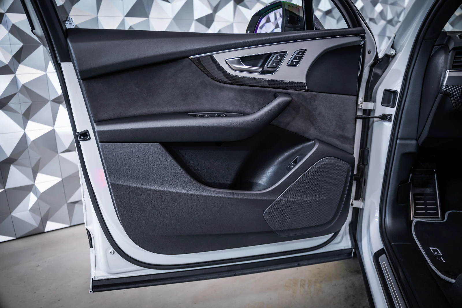 Audi SQ7 4.0 TDI quattro* Carbon, снимка 7 - Автомобили и джипове - 55582635