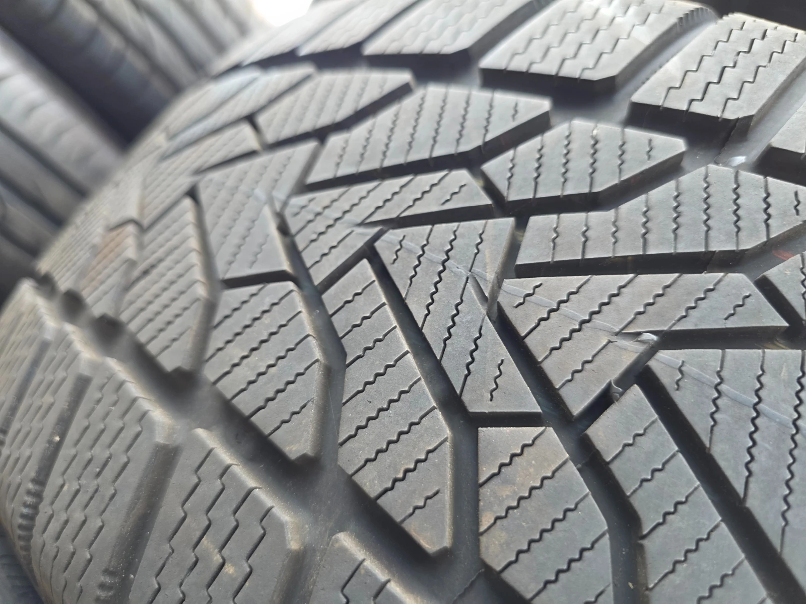 Гуми Зимни 225/45R17